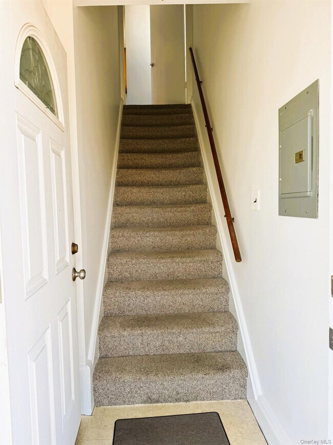 Photo - 131 Roslyn Rd Unit 2nd Floor