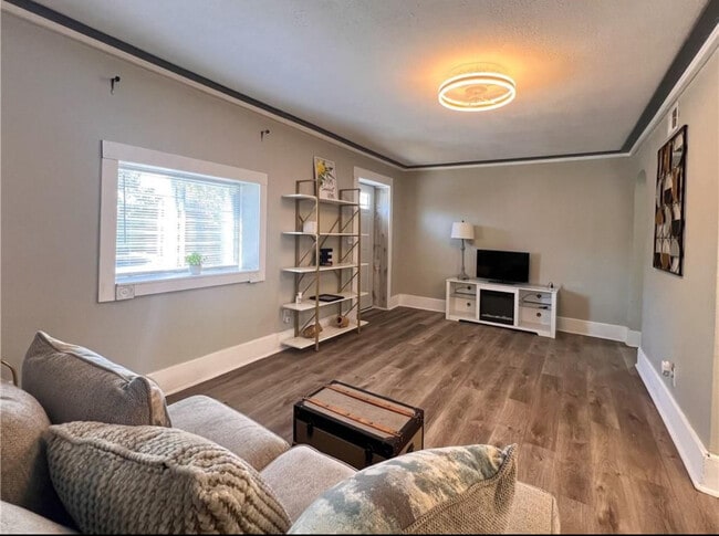 Vista de la puerta principal - 6439 Chestnut Ave