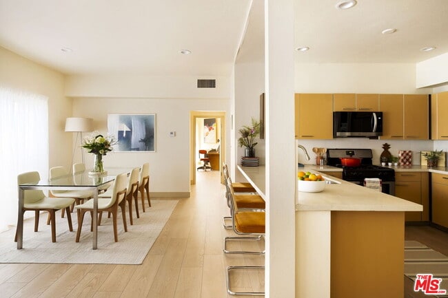 Building Photo - 1717 Malcolm Ave Unit 303