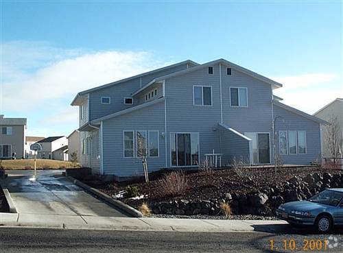 Building Photo - 3 Bed, 2 Bath Townhouse on Pioneer Hill!