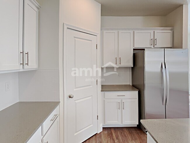 Photo - 2703 3340 South St