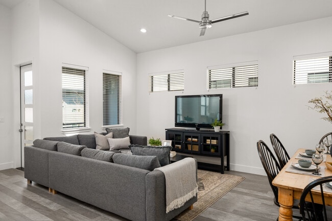 Photo - 1889 Notre Dame Blvd