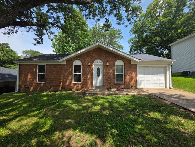 Building Photo - 3 Bedroom / 1 Bath House - Garage and Fenc...