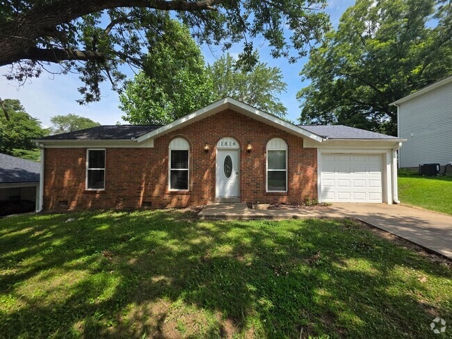 Building Photo - 3 Bedroom / 1 Bath House - Garage and Fenc...