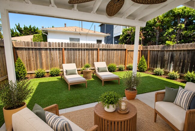 3820 Cedar Ave Unidad Back House