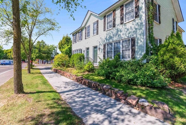 Building Photo - 30-32 Sherman St - Lakefront Living, Right in the Heart of Burlington Unit 30-2