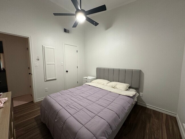 Private Furnished Bedroom, Queen Bed - 2730 Silver Creek Dr Unidad 231