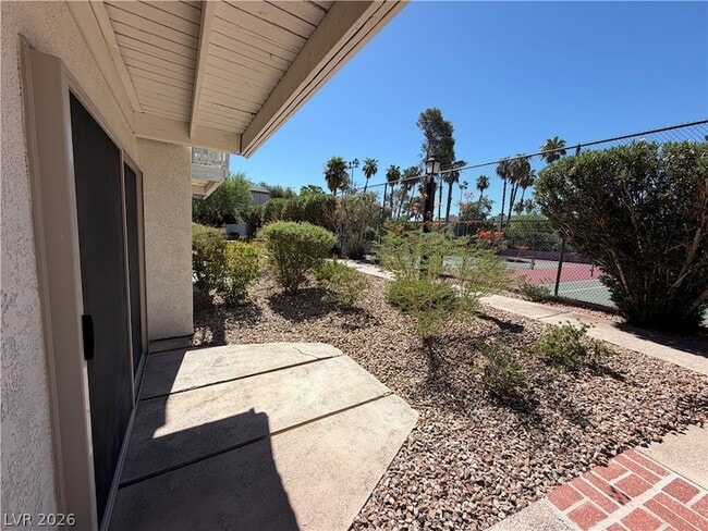 586 Willow Green Dr