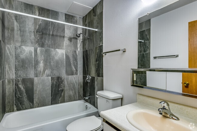 2 BR, 2 BA - 1,075SF