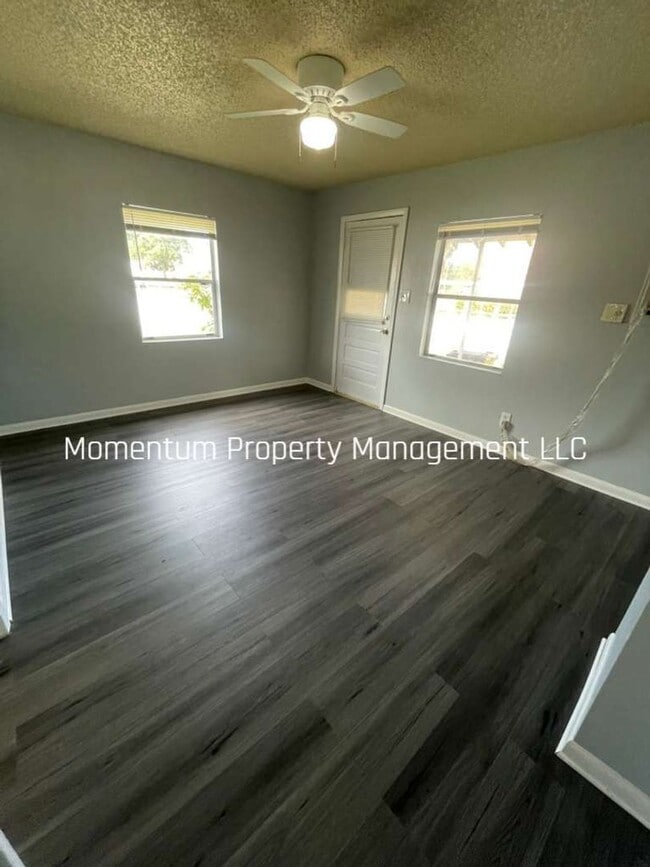 Photo - Cute and Cozy 2/1 in Mulberry- Apply FOR FREE now!!