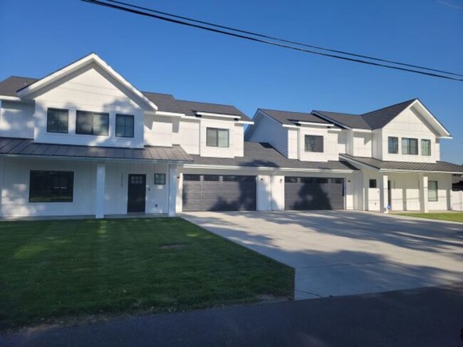 Building Photo - Brand New 4 Bed 3 Bath Modern Farmhouse St... Unit 12110 N. Freya Duplex