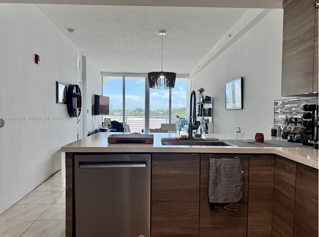 Photo - 6580 Indian Creek Dr Unit 404