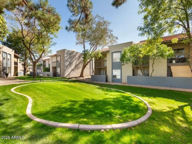 Building Photo - 164 N 74th St Unit 2D