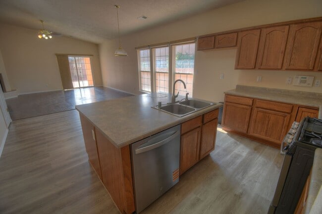 Photo - 908 Tumulus Dr NW