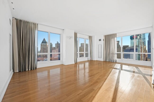 Photo - 350 W 42nd St