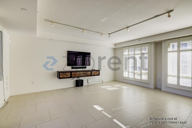 Photo - 1789 Washington St