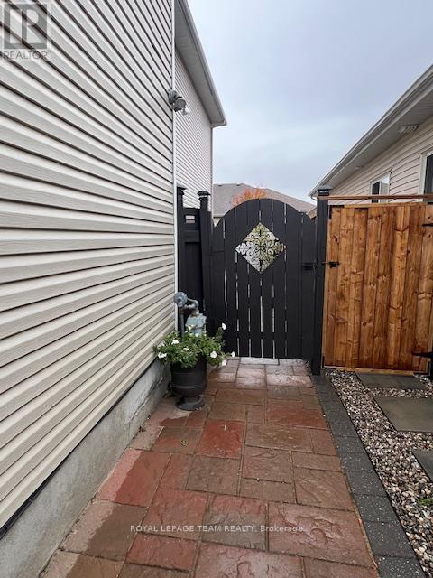 Photo - 685 Everlasting Crescent