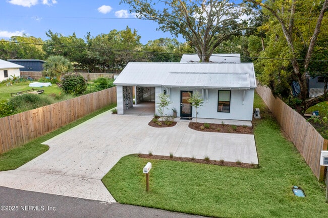 Photo - 581 Hazel St