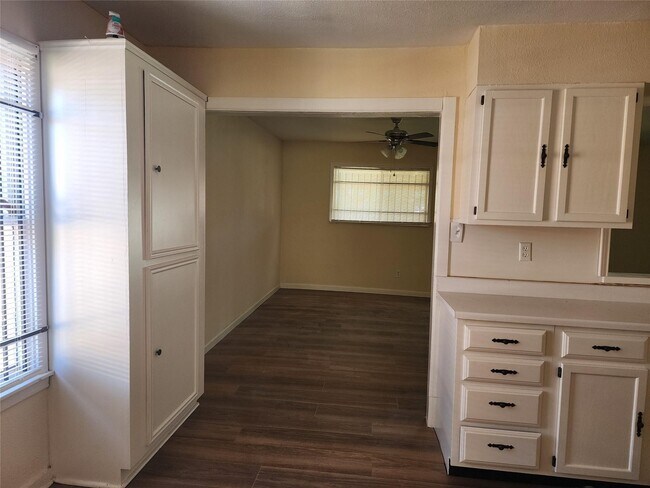 Photo - 9413 Merle St