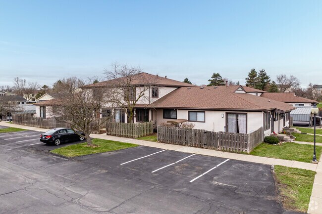 Alternate Building View - Roundtree Oaks