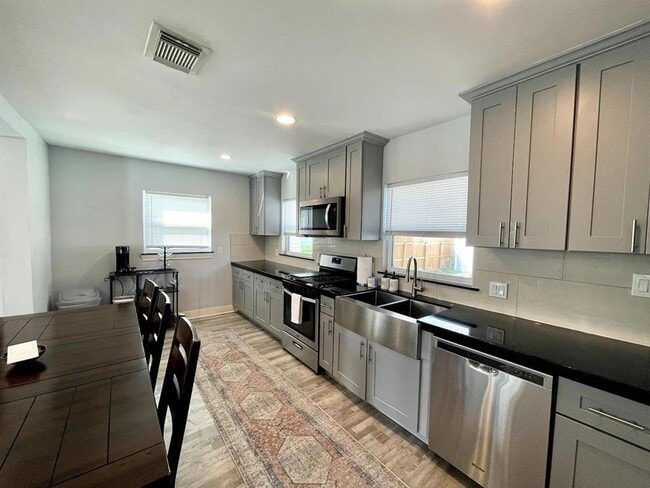 Photo - 3859 Arbor St