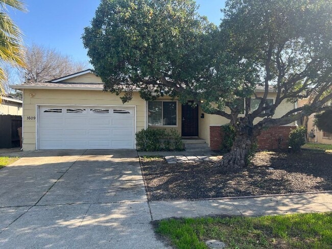 Building Photo - 1609 Poppy Way