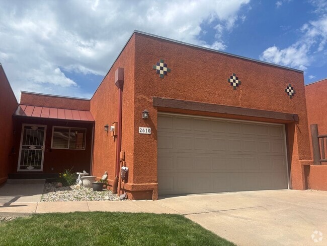 Building Photo - 2 Bed/2.5 Bath Townhome with A/C and gas f...
