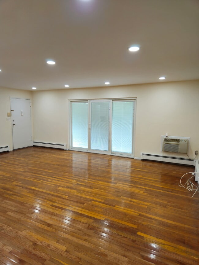 LIVING ROOM - 366 Hoover Ave Unit Whitestone Gardens