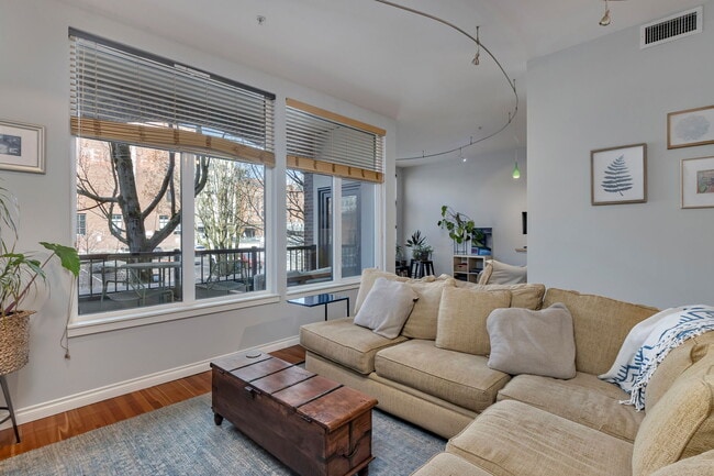 High ceilings - 618 NW 12th Ave Unit 204