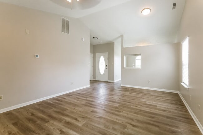 Photo - 1352 E McClarnon Dr