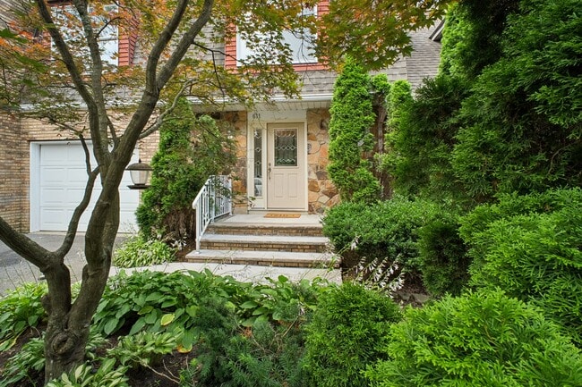 Building Photo - 611 Grove St Rental