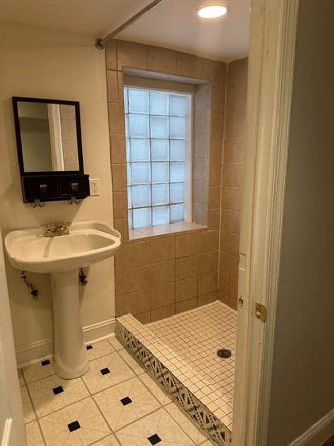 Building Photo - 1622 N Calvert St Unit 1 Rental
