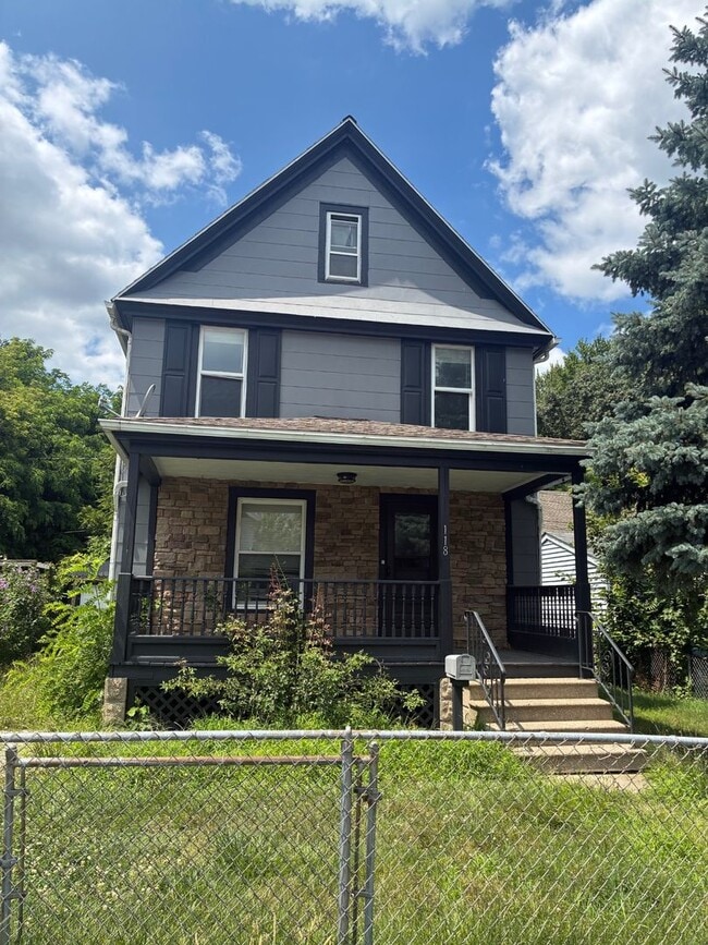 Building Photo - Charming 3-Bedroom Property in Prime Location