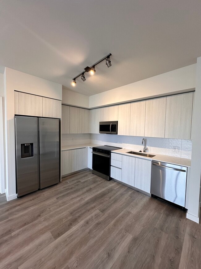 Building Photo - 451 NE 8th Ave Unit B2