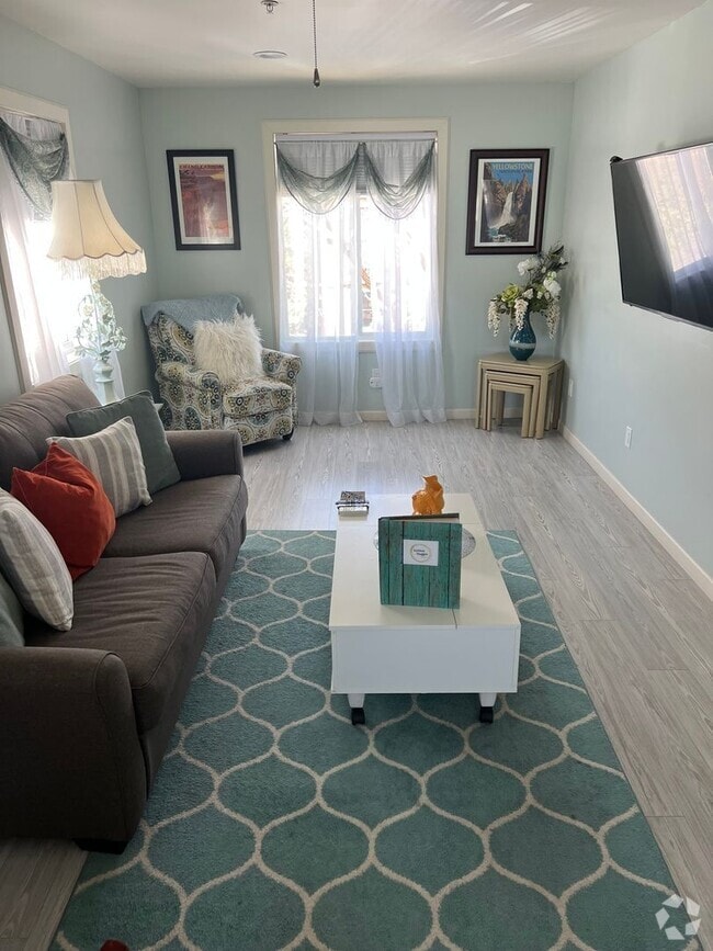 Building Photo - Bight and airy FURNISHED 1 bedroom apartment Unit Peacock Suite