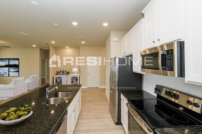 1566 Diane St