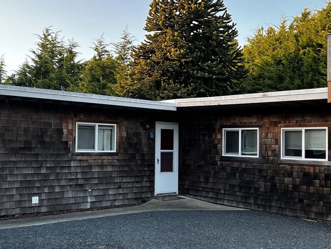 Building Photo - For Rent | 2 Bedroom Coastal Apartment in Long Beach