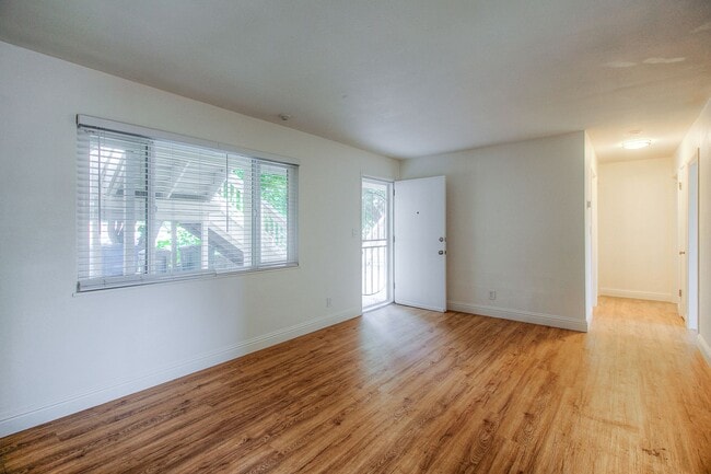 Photo - 801 W 9th St