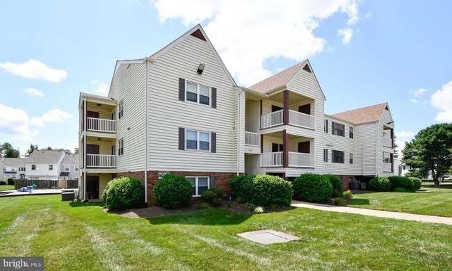 Building Photo - 102 Chesterfield Ln Unit 201