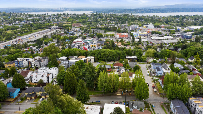 Building Photo - 1801 15th Ave S Unit LR Rental