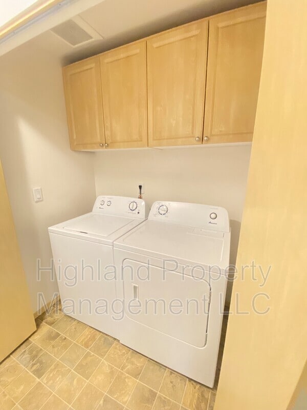 Photo - 1063 NE B St