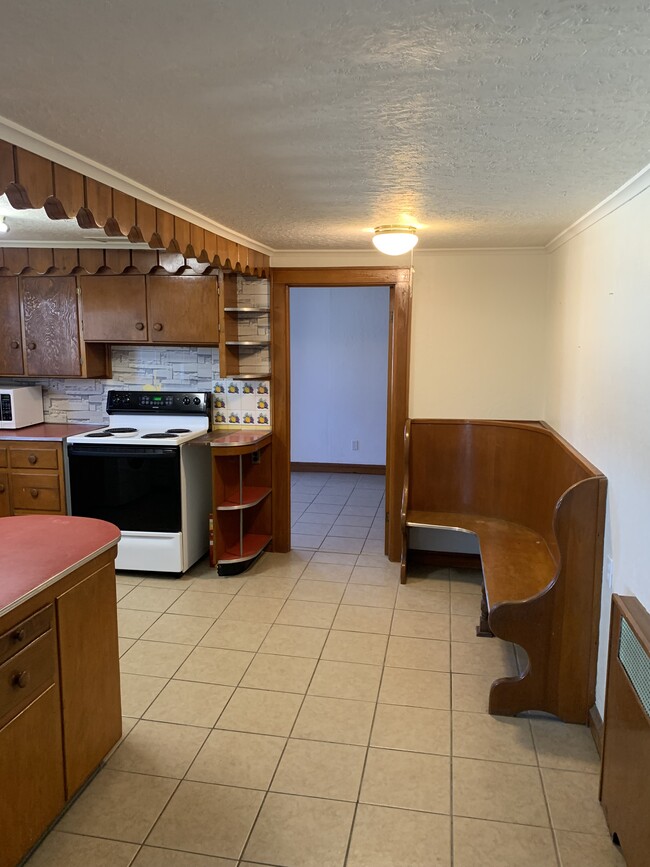 Kitchen with seating nook - 222 W Mary St Apartments Unit 3