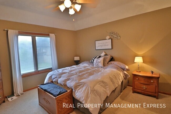 Photo - Large 4 bedroom 3 bathroom house with a fenced in yard