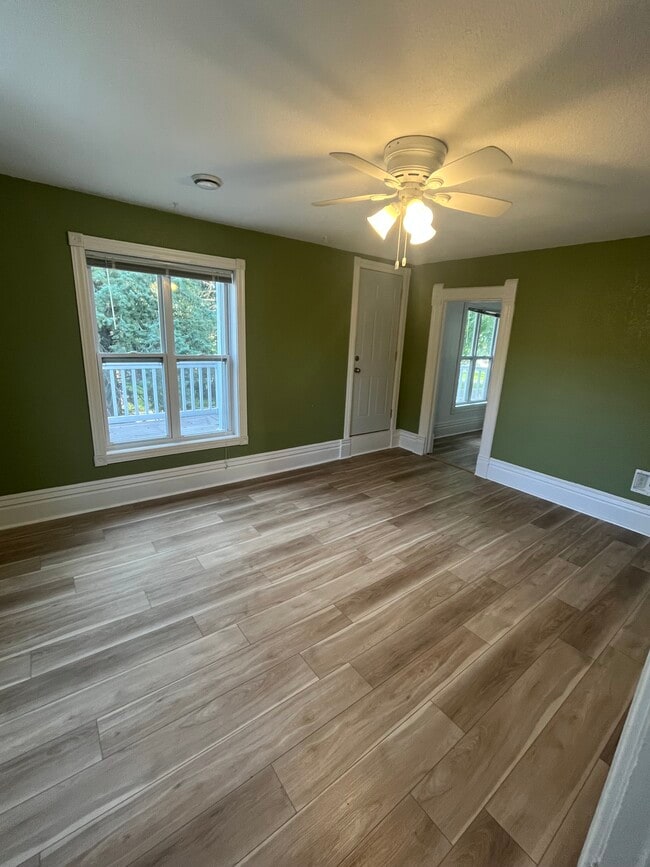 310 4th Ave SE Unit 1 Bed