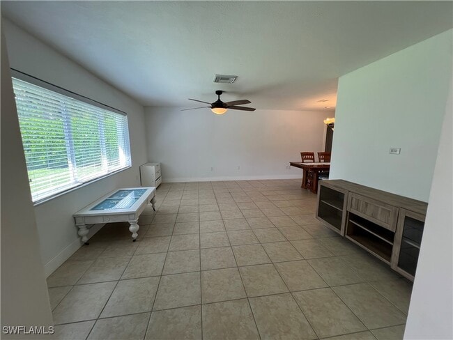 Photo - 858 Rose Way