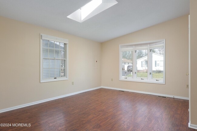 Photo - 16 Pinetree Ln