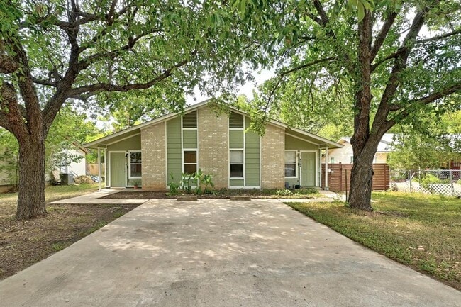 Building Photo - 910 Bret Ln