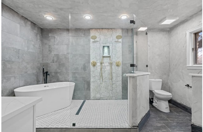 Master bathroom - 110 Pebble Beach Dr