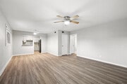 2BR, 1BA - 882SF - Living