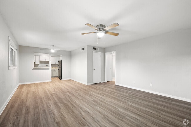 2BR, 1BA - 882SF - Living